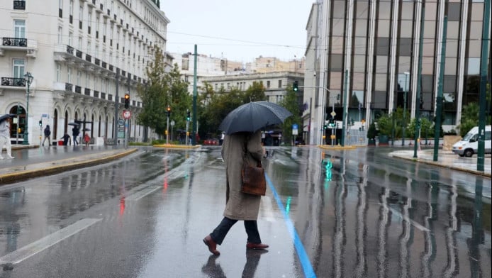 Καιρός: Βροχές και καταιγίδες ως τα ξημερώματα - Πότε θα υπάρξει ύφεση