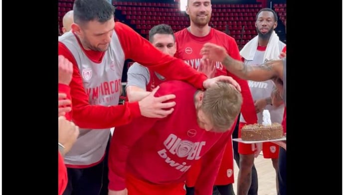 Γιόρτασαν τα γενέθλια με... φατούρο στον Ολυμπιακό (ΒΙΝΤΕΟ)