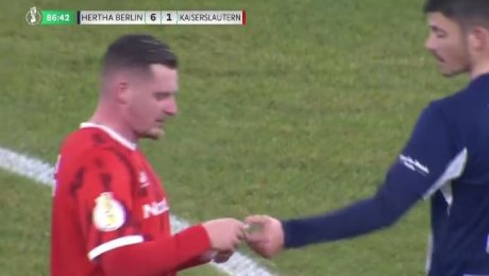 Απίθανη σκηνή στο Κύπελλο Γερμανίας: «Έκλεψαν» το χαρτάκι με τις οδηγίες