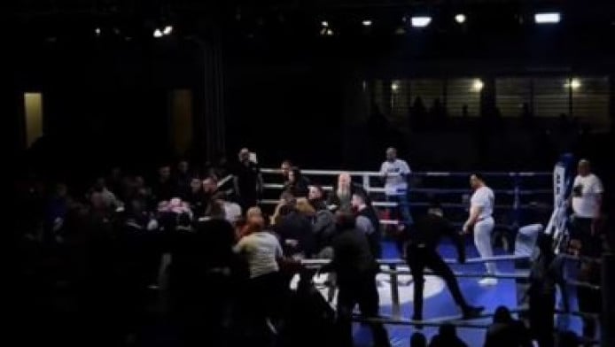 Έλληνας αθλητής δέχθηκε άγρια επίθεση στο ρινγκ από θεατές (ΒΙΝΤΕΟ)