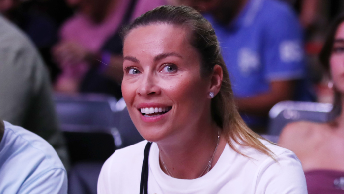 Κούκλα η Χρουσαλά με κόκκινο φόρεμα - Η φωτό που πρέπει να δεις!