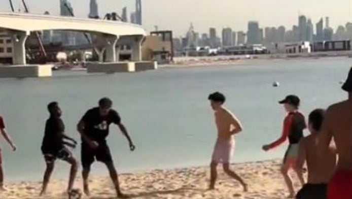 Ο Γιαμάλ έπαιξε μπάλα στην παραλία με πιτσιρικάδες (ΒΙΝΤΕΟ)