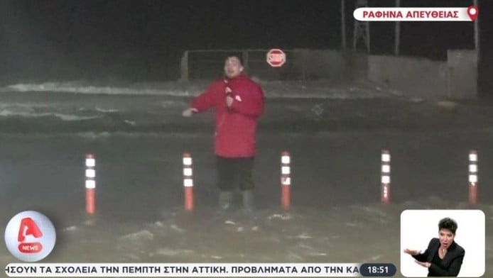 Ρεπόρτερ συνεχίζει ακάθεκτος ενώ τον "χτυπάει" το κύμα στην Ραφήνα! (Vid)