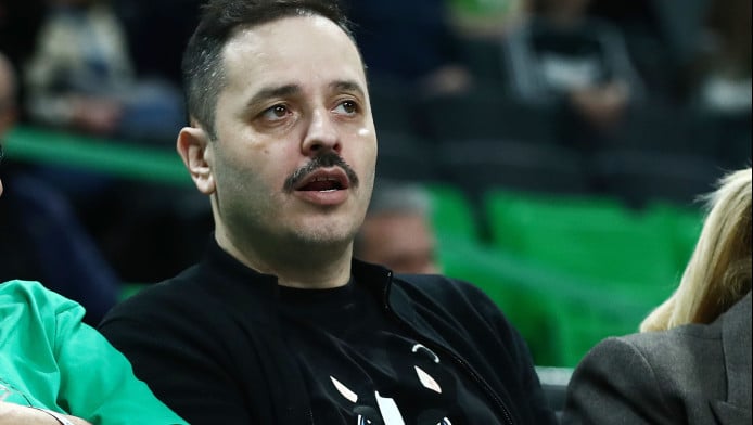 «Δίκασε» οπαδό του Ολυμπιακού μετά το ντέρμπι του ΟΑΚΑ ο Τσουβέλας (ΦΩΤΟ)