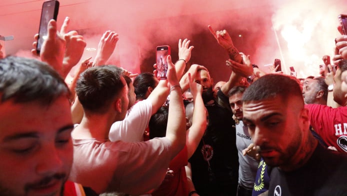 Υποδοχή στο ΣΕΦ απο τον κόσμο του Ολυμπιακού!