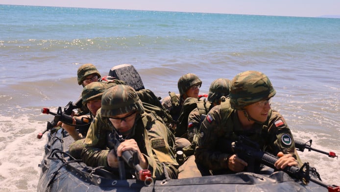 Τέλος η «έξυπνη» Ελλάδα: Η υποχρεωτική θητεία και η προφητεία Δούση