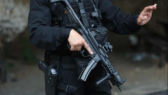 Συνελήφθη γνωστός επιχειρηματίας με όπλα στο Παλαιό Φάληρο