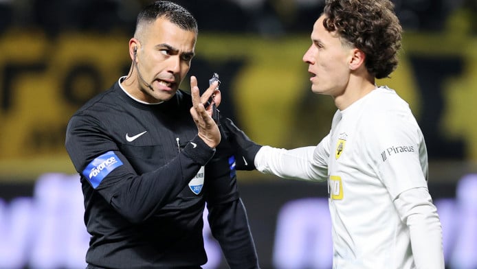 Τα δύο γκολ από γκάφες στο Άρης - ΑΕΚ και το σφύριγμα της αγωνιστικής (HL)