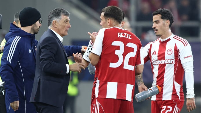 Ολυμπιακός - Λεβερκούζεν: Η συγκινητική εμφάνιση του Έσε (ΒΙΝΤΕΟ)