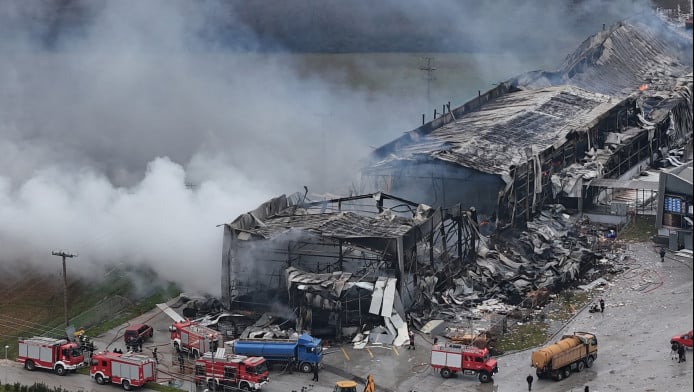 Συγκλονιστικό εναέριο βίντεο από το φλεγόμενο κτίριο της "Βιολάντα"