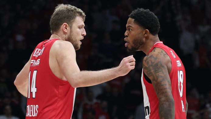 Vlog Καούρη: Ποιος να αδικήσει τον Βεζένκοφ; Τραίνο με διαστημικό μπάσκετ!