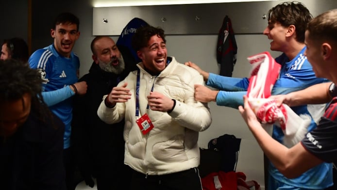 Έκπληξη στα αποδυτήρια! Με Μπάμπη Κωστούλα οι πανηγυρισμοί (ΒΙΝΤΕΟ)