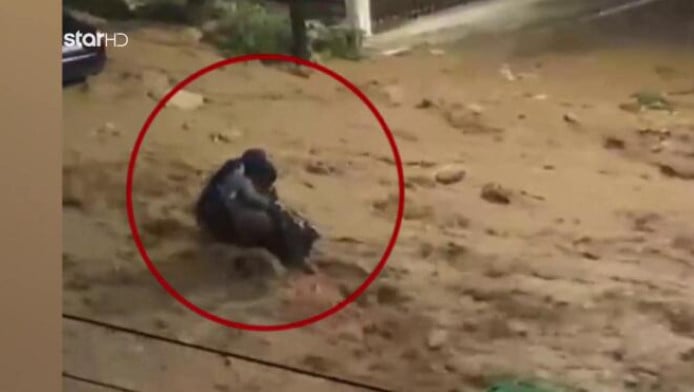 Ο ήρωας της Άνω Γλυφάδας: Δείτε πώς έσωσε δύο γυναίκες στον χείμαρρο (Vid)