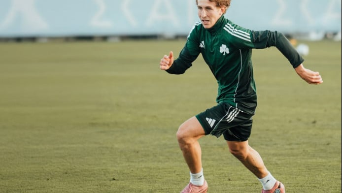 Οι πρώτες φωτογραφίες του Αντίνο με μπάλα στα πράσινα 