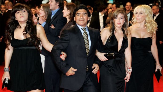 Ο αδυσώπητος «χαρτοπόλεμος» των Μαραντόνα