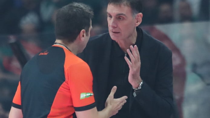 Το τρικ Μπαρτζώκα, το κράξιμο Αταμάν στους παίκτες του και το... κυνηγητό!