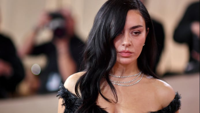 Κάιλι Τζένερ & Charli XCX εντυπωσιάζουν με μαύρα εσώρουχα! (ΦΩΤΟ)