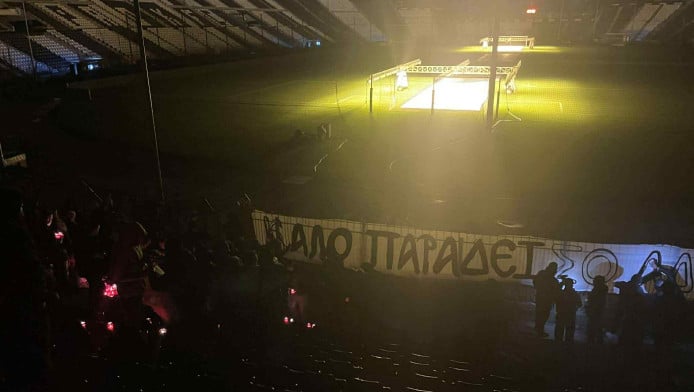 ΠΑΟΚ: Φαναράκια στον ουρανό και ένα πανό που ραγίζει καρδιές! (vid)