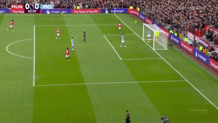 Ο επόπτης πήγαινε προς τη σέντρα και μετά σήκωσε οφσάιντ (ΒΙΝΤΕΟ)