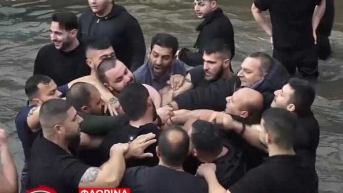 Φλώρινα: Επαιξαν «τίμιο ξύλο» για τον Σταυρό! (Βίντεο) 