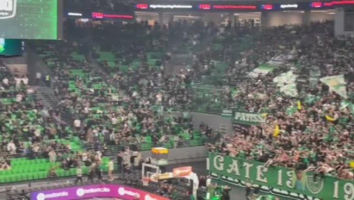 Πήρε «φωτιά» η κερκίδα του Παναθηναϊκού μια ώρα πριν το τζάμπολ (ΒΙΝΤΕΟ)