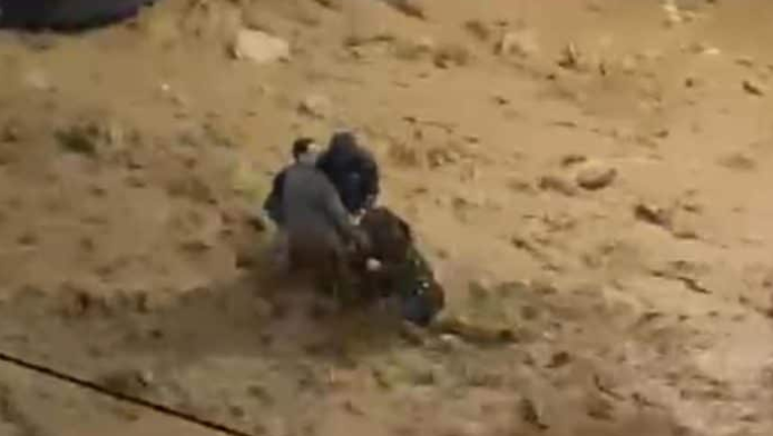 Περαστικοί έσωσαν γυναίκα που παρασύρθηκε από τόνους λάσπης (ΒΙΝΤΕΟ)
