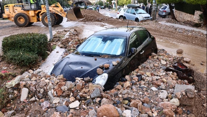 Σε κατάσταση έκτακτης ανάγκης η Γλυφάδα: Τι οδήγησε στις φονικές πλημμύρες