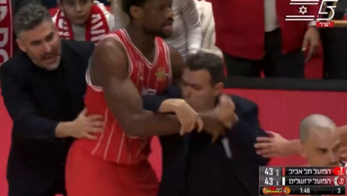 Απίστευτο ξέσπασμα Ιτούδη: "Ντου" στο παρκέ, τον κρατούσαν οι παίκτες! (Vd)