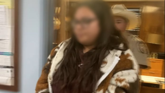 Αδιανόητο: Καθηγήτρια βίασε 14χρονο στο όχημά της, παρουσία 2 μαθητών (Vid)