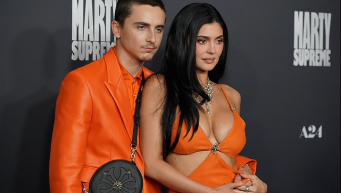 Η Κάιλι Τζένερ ποζάρει με χρυσό μπικίνι και τα προσόντα βγάζουν μάτι! (pic)