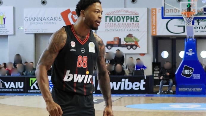 Τι έγραψε το κοντέρ στο ντεμπούτο του Τζόουνς με Ολυμπιακό (ΒΙΝΤΕΟ)