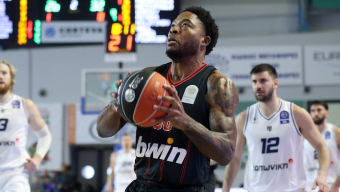 Τζόουνς: "Έχουμε την καλύτερη φροντ λάιν με Μιλουτίνοφ και Χολ" (ΒΙΝΤΕΟ)