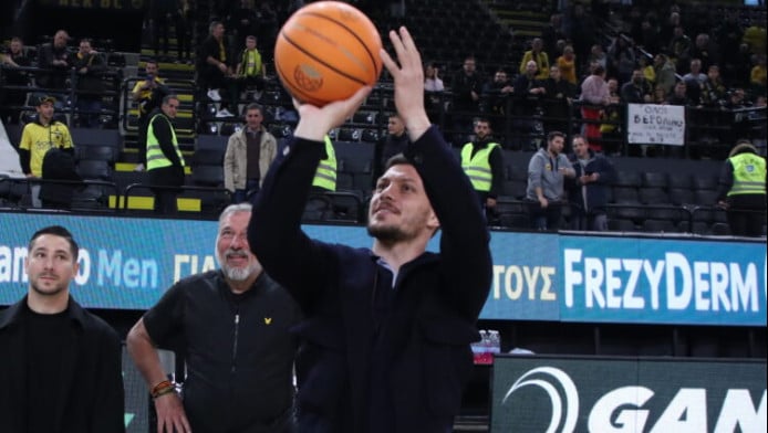 Παικτάρα και στο μπάσκετ ο Γιόβιτς - Έβαλε καλάθι στη Sunel Arena! (ΒΙΝΤΕΟ)