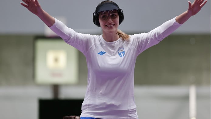 Η Άννα Κορακάκη με φουσκωμένη κοιλιά ετοιμάζεται για… σκοποβολή (ΦΩΤΟ)