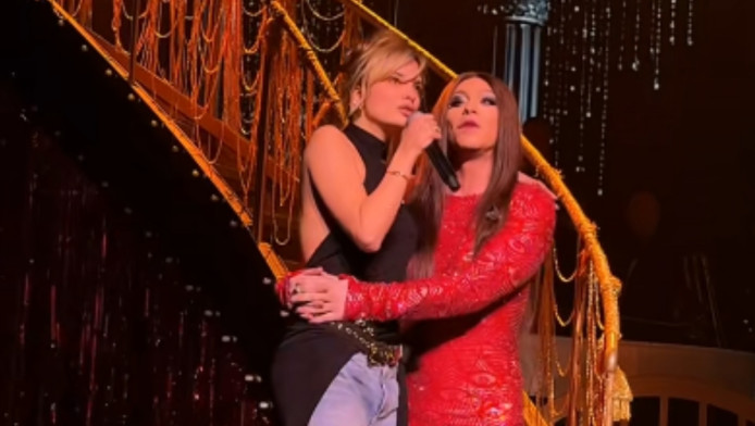 Η "Άντζελα Δημητρίου" τραγουδάει μαζί με Λιόλιου και γίνεται χαμός (Vid)