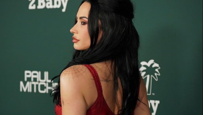 Διάσημη τραγουδίστρια ποζάρει τόπλες και το instagram... παραληρεί! (ΦΩΤΟ)