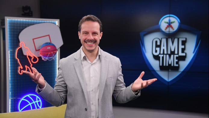 Ο Μακαλιάς σκίζει το σενάριο και μετατρέπει το GAME TIME σε stand-up