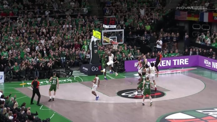 Συμβαίνουν και αυτά: Κόλλησε η μπάλα στο ταμπλό (ΒΙΝΤΕΟ)