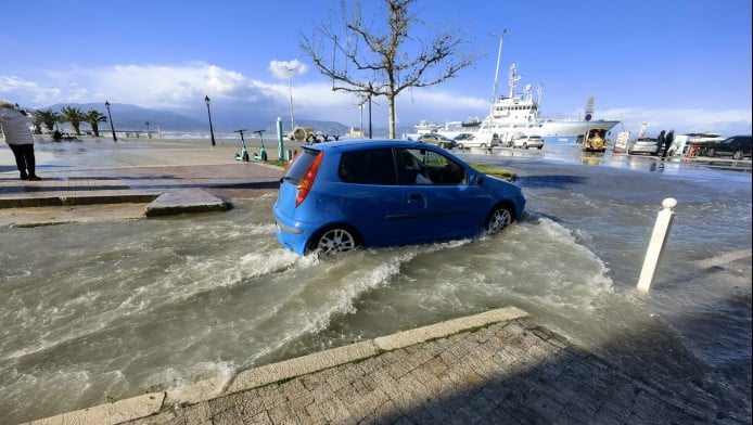 Πρωτοφανές μπουρίνι στο Ναύπλιο: Τεράστια κύματα "μπήκαν" στην παλιά πόλη