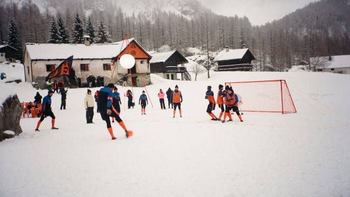 Ένα μοναδικό τουρνουά ποδοσφαίρου στο χιόνι των Άλπεων