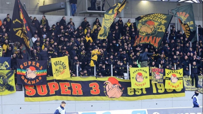 Έξαλλος ο κόσμος του Άρη μετά την ήττα στη Λάρισα - Συνθήματα κατά Καρυπίδη