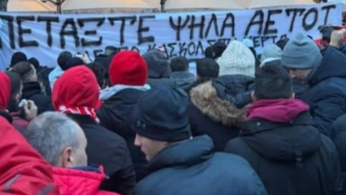  Σπουδαία κίνηση Ολυμπιακών - Πανό για τους 7 νεκρούς οπαδούς του ΠΑΟΚ
