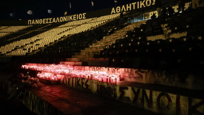 ΠΑΟΚ: Κασκόλ και σημαίες στο σημείο της τραγωδίας στη Ρουμανία! (vid)