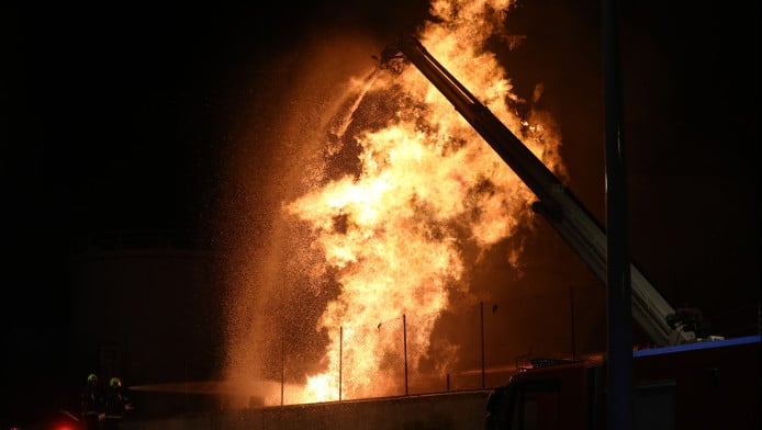 Αίσιο τέλος στην ολονύχτια μάχη με τις φλόγες στο Πέραμα (ΒΙΝΤΕΟ)