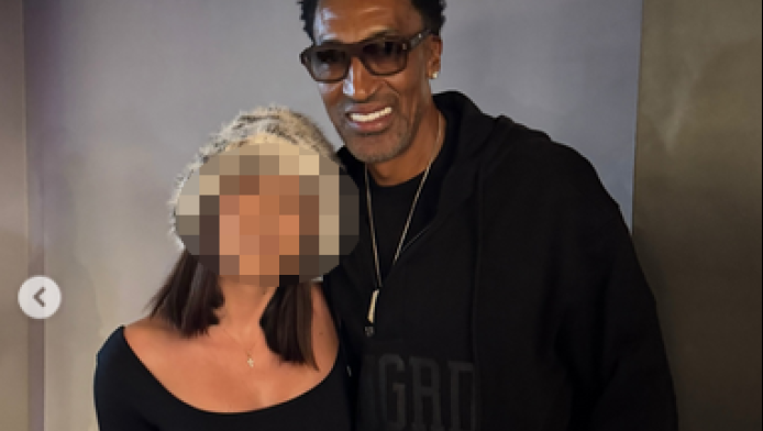 Πασίγνωστη Ελληνίδα αγκαλιά με τον τεράστιο Σκότι Πίπεν (ΦΩΤΟ)