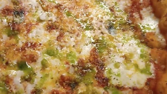 Δεν θες να τη μοιραστείς με κανέναν: Ωδή στην πιο εθιστική πίτσα της Αθήνας