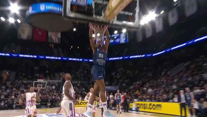 Ο Κάι Τζόουνς ταπώνει και καρφώνει εντυπωσιακά μέσα σε 8" (ΒΙΝΤΕΟ)