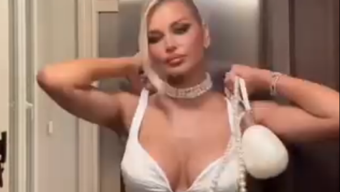 Η κούκλα σύντροφος του Γιόβιτς πήγε στα χιόνια και ανέβασε φωτο με εσώρουχα