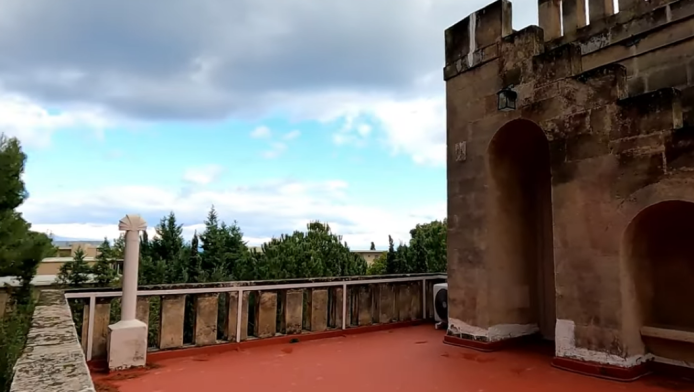 Το σπίτι που δεν περιμένεις με τίποτα να βρεις στη Σαλαμίνα - Φωτογραφίες