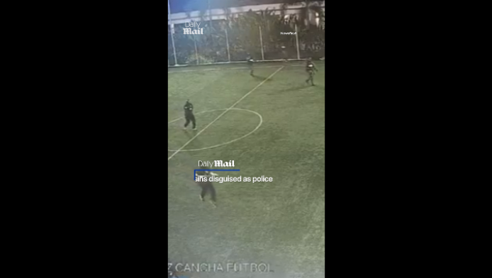 Βίντεο - σοκ: Εκτελεστές μεταμφιεσμένοι μπήκαν στο γήπεδο και τους σκότωσαν